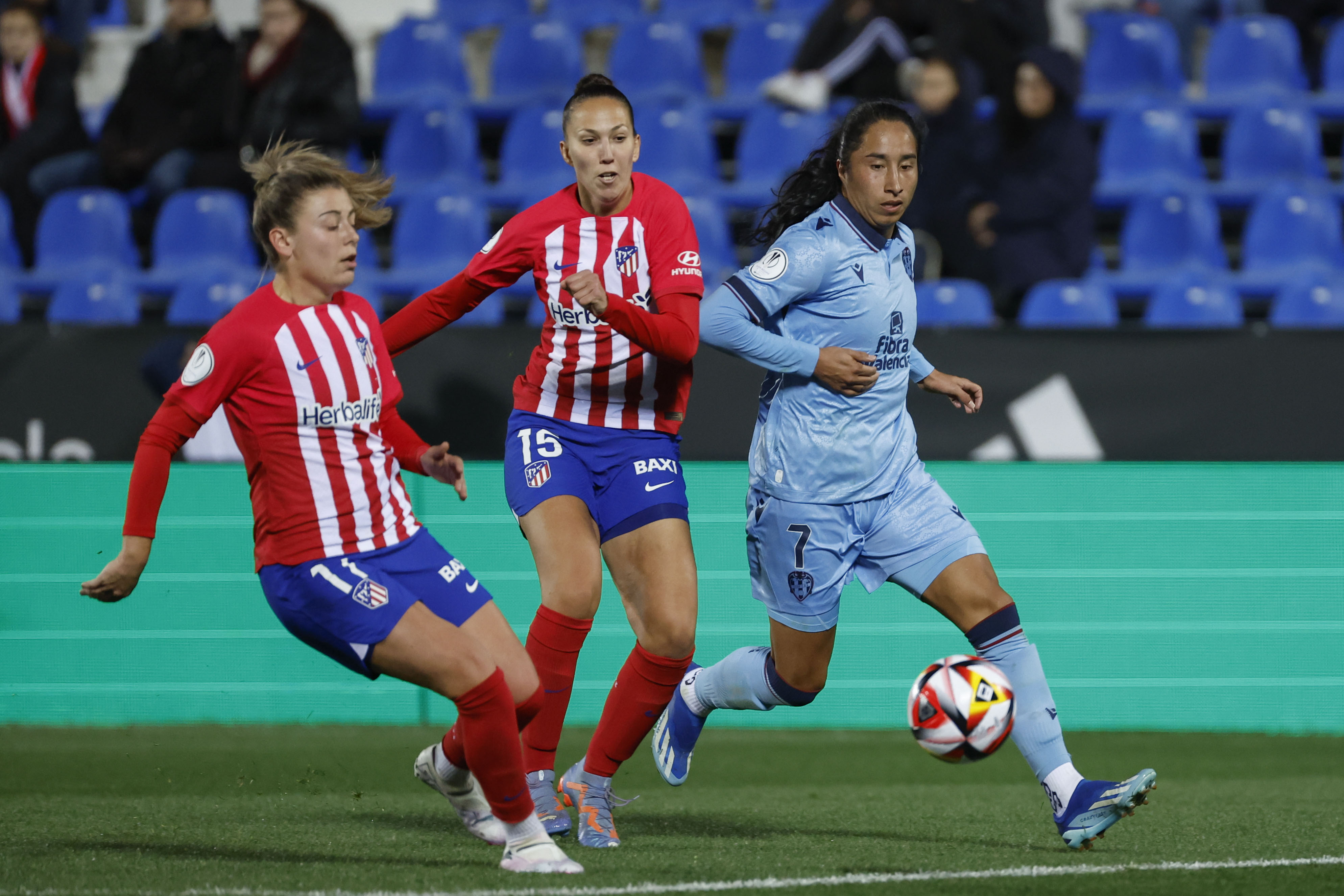 *CORRIGE UBICACIÓN* LEGANÉS (MADRID), 16/01/2024.- La delantera del Levante Mayra Ramírez (d) disputa un balón con Cinta Rodríguez (c), defensa del Atlético, durante el partido de la Supercopa de fútbol femenino entre Atlético de Madrid y Levante que se disputa este martes en Leganés.EFE/ Daniel González