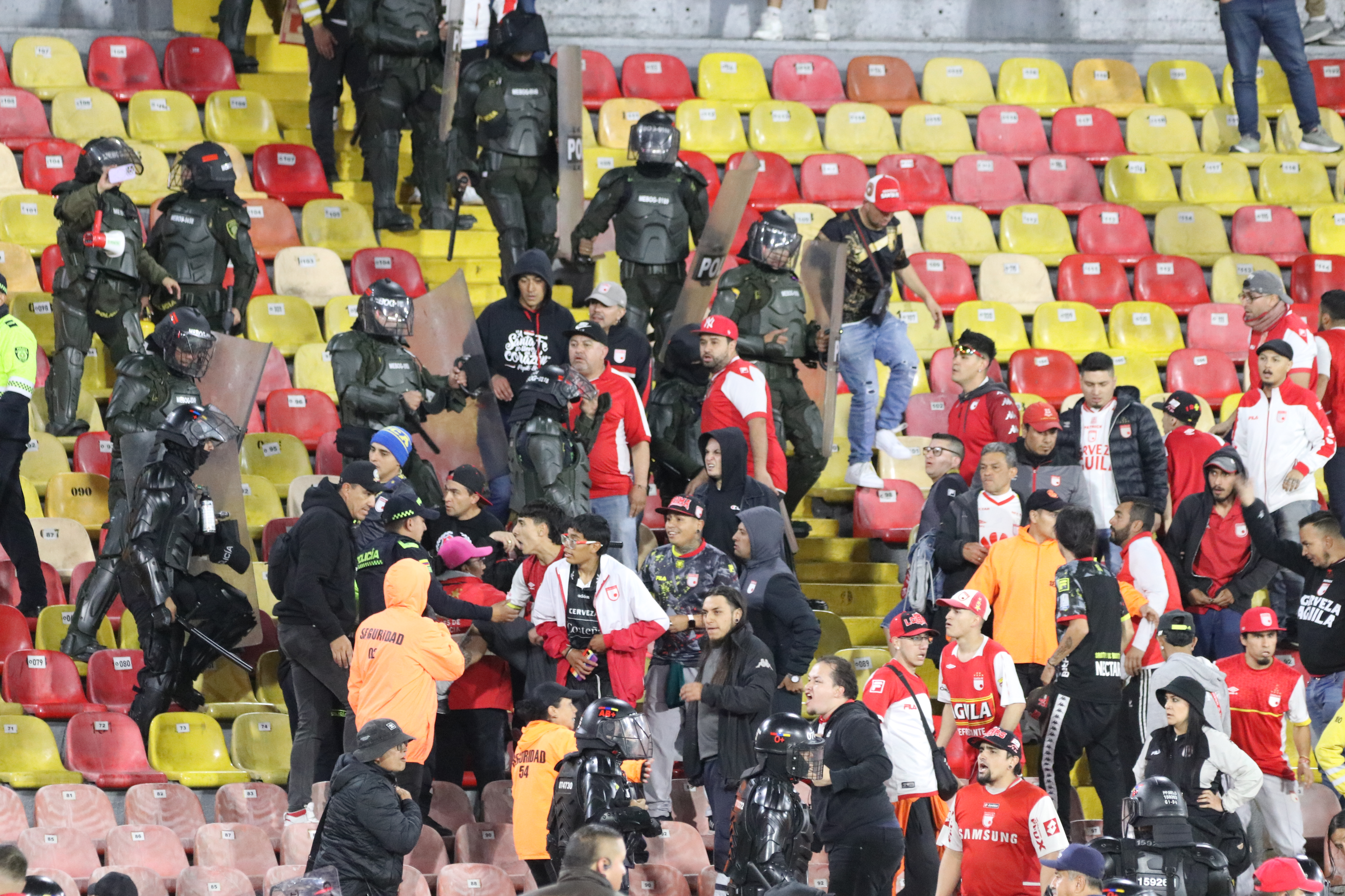 Hinchas afectados y peleas entre barras bravas durante el partido entre Santa Fe y América de Cali en el Estadio El Campin de Bogotá