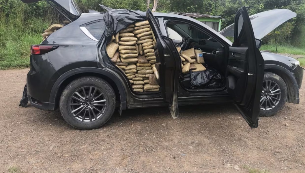 Conductor abandonó vehículo con media tonelada de marihuana, en Huila