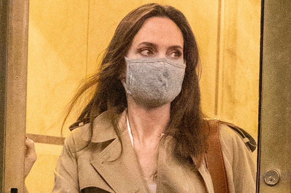 La actriz Angelina Jolie fue captada en días pasados entrando a la casa de su primer esposo, Jonathan ‘Jonny’ Lee Miller, en Nueva York.