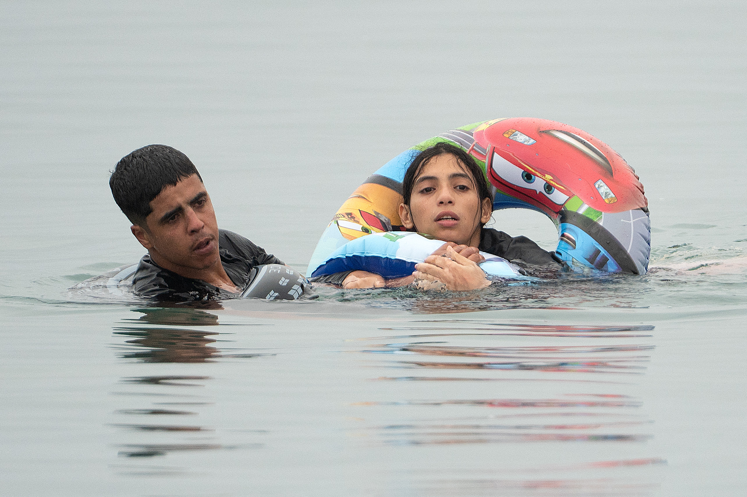 Los migrantes nadan para rodear una barrera fronteriza con Marruecos. Unas 57 personas han muerto, según las cifras que documentan medios españoles como El País.
