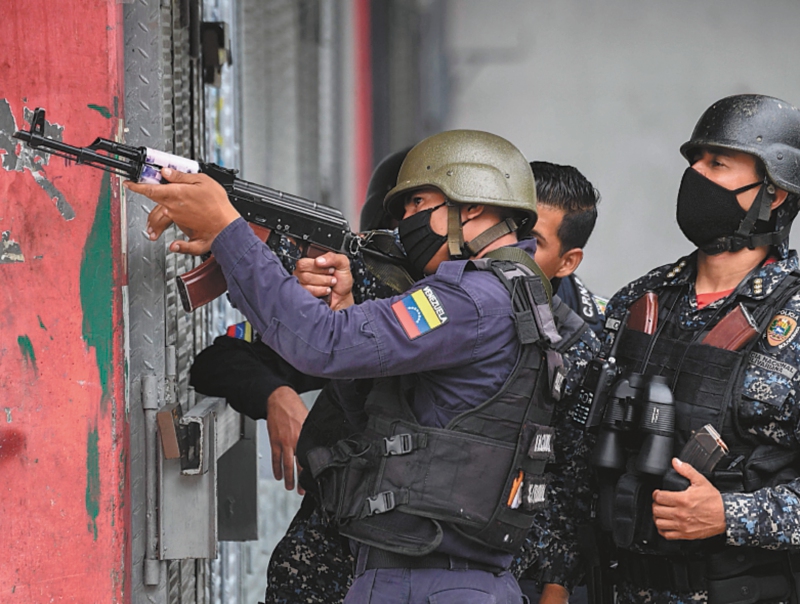 Miembros de la Policía Nacional Bolivariana durante el operativo en el barrio Cota 905 de Caracas en julio de 2021 para acabar la megabanda criminal del “Koki”. / AFP / Federico PARRA
