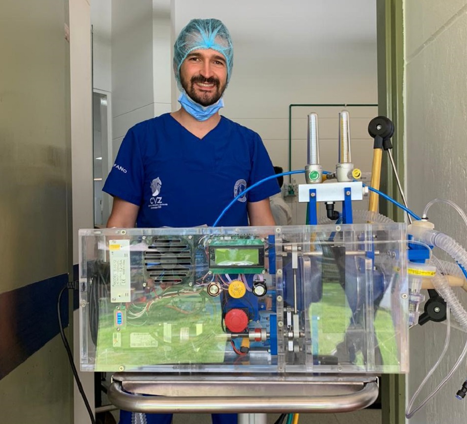 Este es el prototipo desarrollado por Industrias Médicas Sampedro.Alcaldía de Medellín“Empresas que producían neveras y lavadoras como Haceb van a producir ventiladores. Empresas que producían motos como Auteco Mobility van producir ventiladores. Así es como se integra todo el ecosistema de innovación para trabajar, para enfrentar un reto: conseguir los ventiladores que no se consiguen en el mundo”, dijo Quintero.