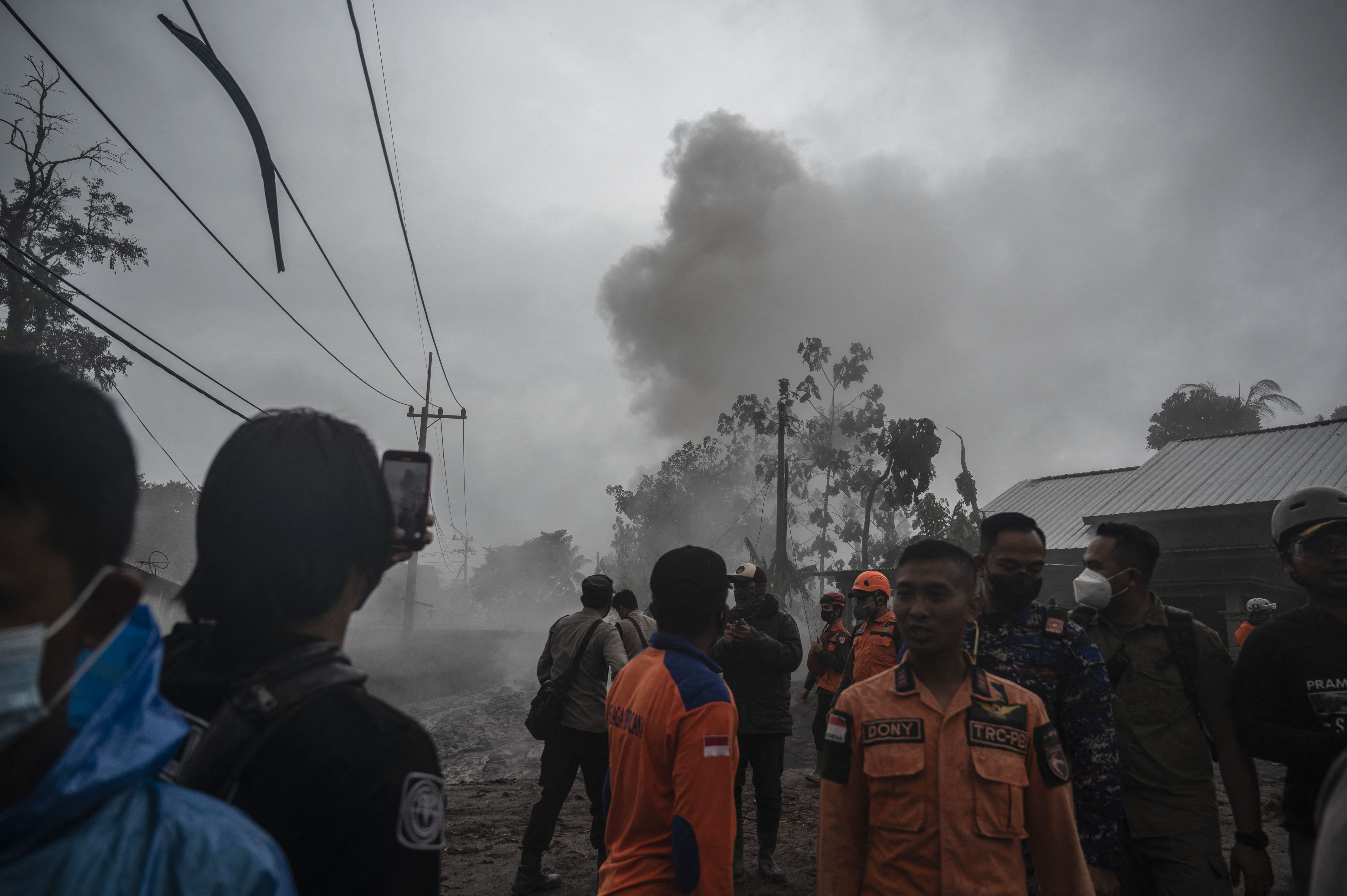 Evacuaciones en Indonesia por la erupción del Monte Semeru, en imágenes