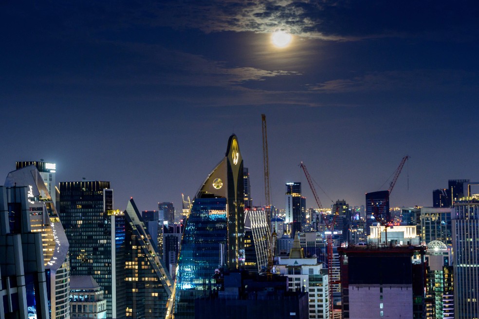 Así se puede observar sobre el horizonte de Bangkok (Tailandia). Según la NASA, en 2021 se registrarán varias oportunidades para contemplar la “Luna de gusano”.