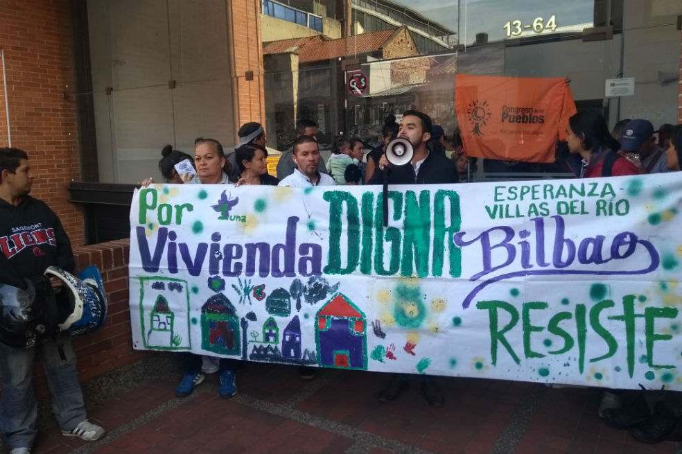 Habitantes desalojados del barrio Bilbao en Suba protestaron en Secretaría de Hábitat