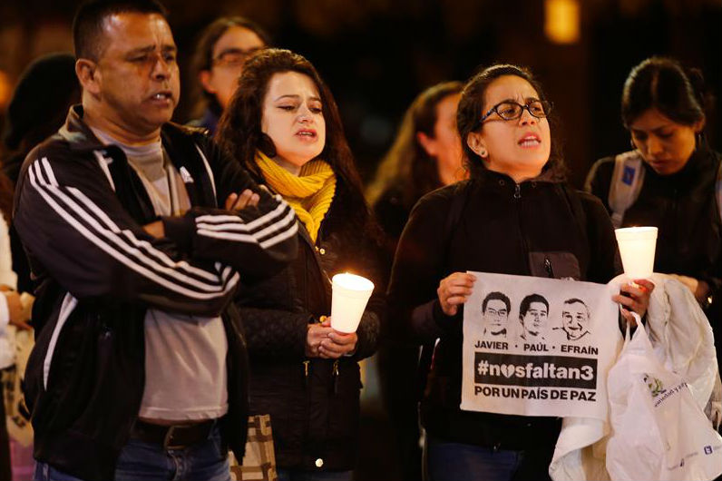 Vigilia a la espera de los cuerpos del equipo de prensa ecuatoriano asesinado en Colombia