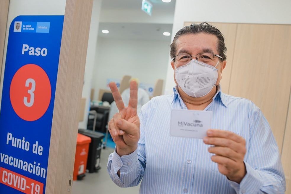 Ministro de Salud recibió su primera dosis de vacuna contra COVID-19