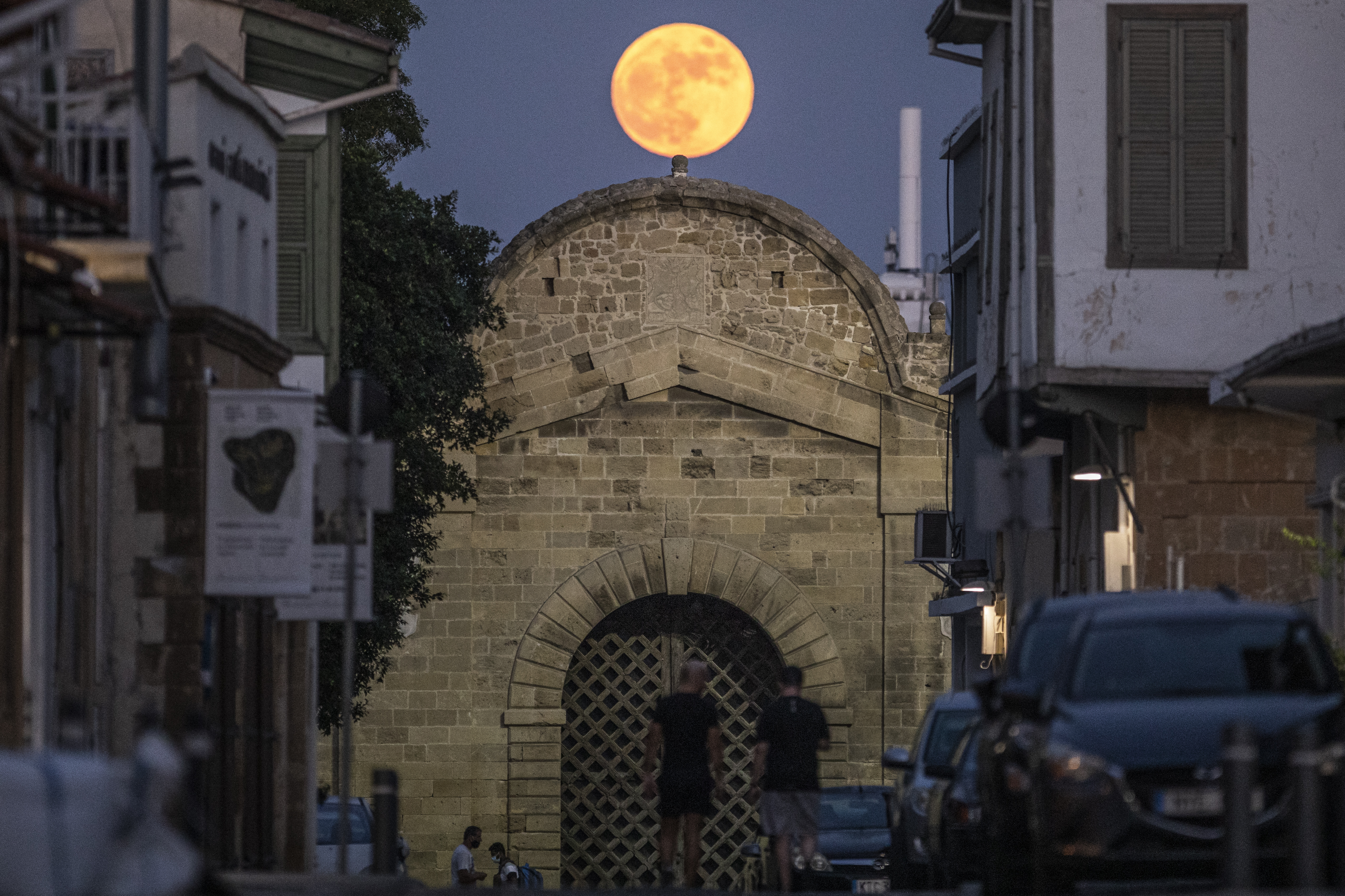 Gente caminando bajo la luna creciente de Fresa en la capital de Chipre, Nicosia.