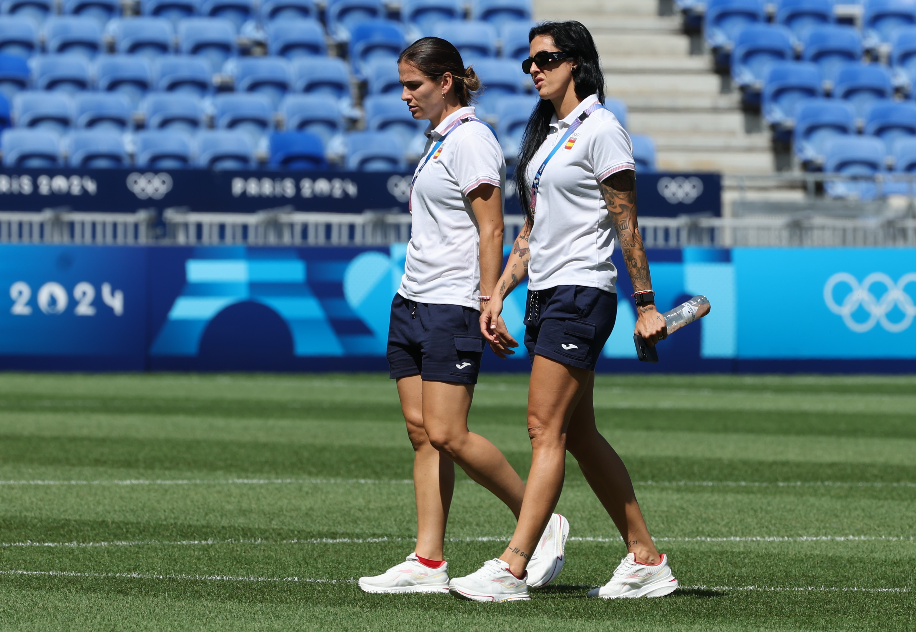 LYON, 03/08/2024.- La jugadora de España Jenny Hermoso (d) y Laia Codina (i) inspeccionan el terreno de juego antes del partido de cuartos de final de fútbol femenino de los Juegos Olímpicos de París 2024, disputado en el Estadio de Lyon (Francia). EFE/ Kiko Huesca
