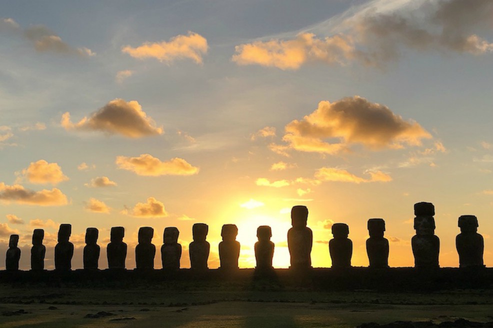 Amanecer en Tongariki en la Isla de Pascua.