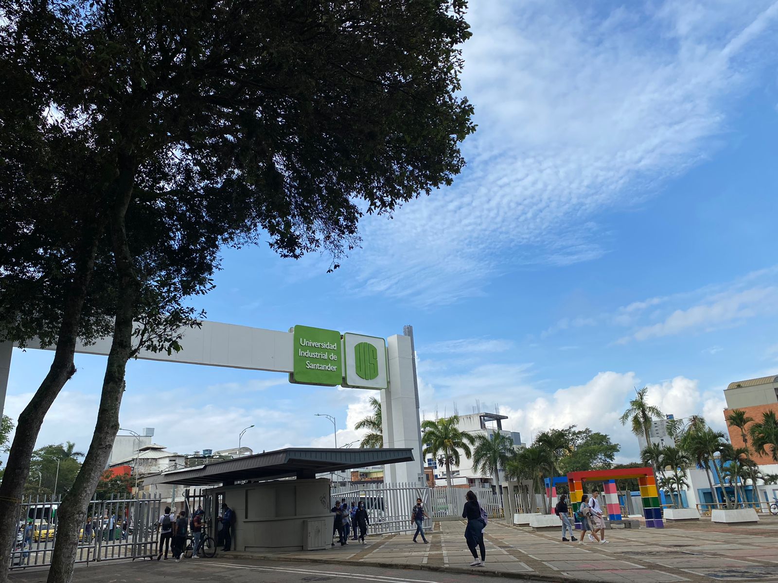 Disturbios en la UIS en Bucaramanga: encapuchados lanzaron papas bombas