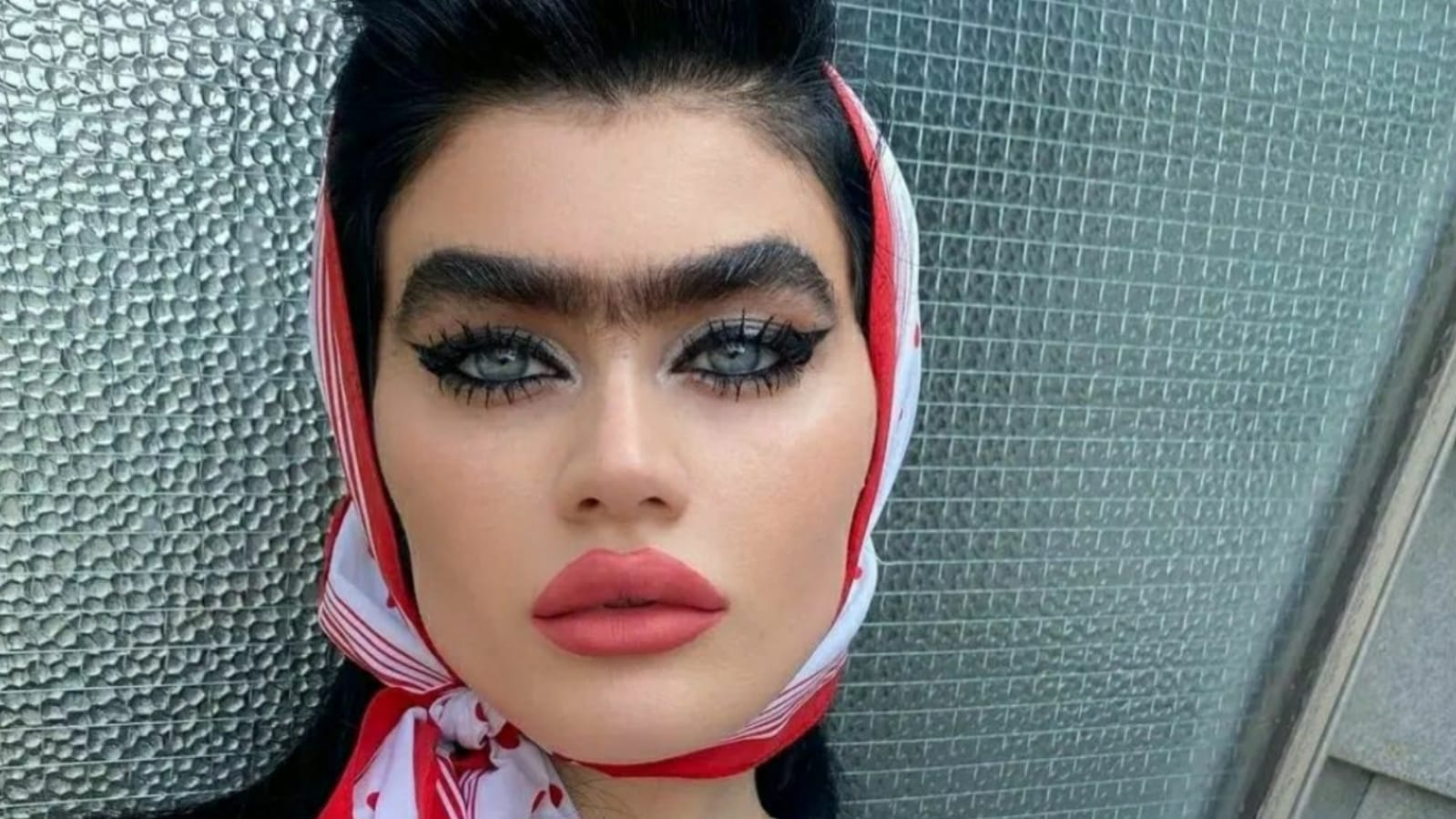 Ella es Sophia Hadjipant, modelo “uniceja” que rompe con los estándares de belleza