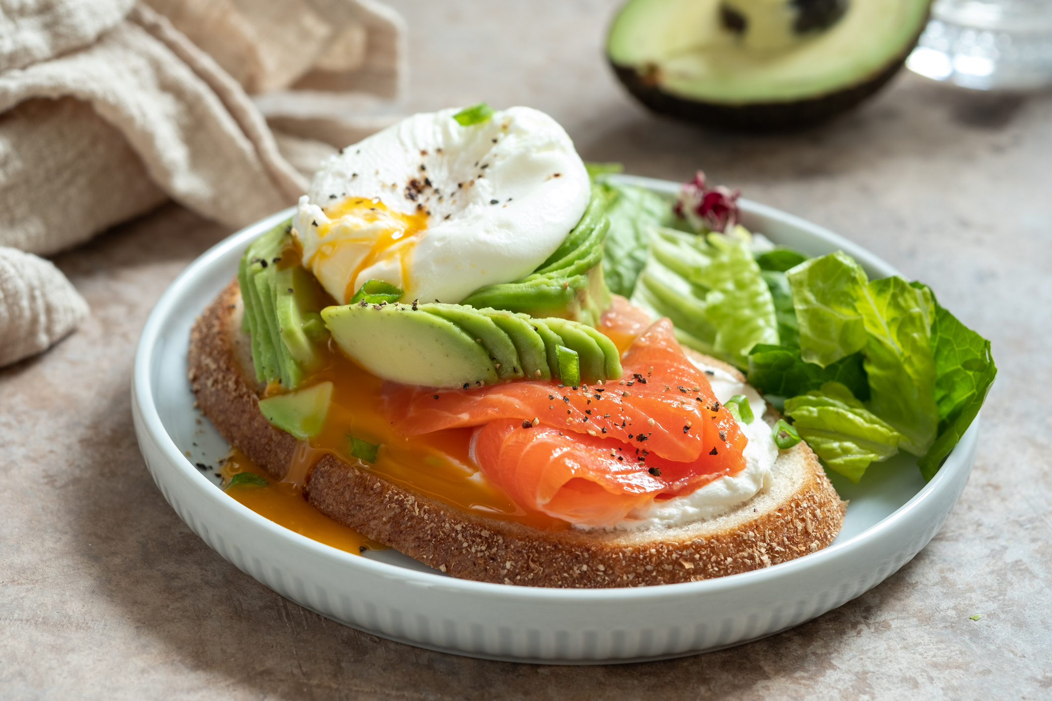Tostadas de salmón con huevo