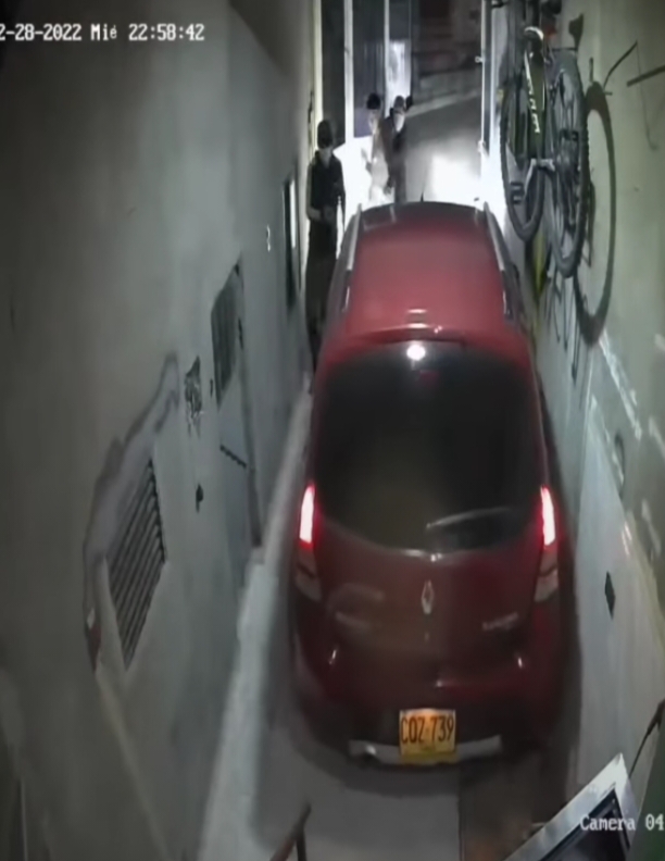 En el vídeo se puede ver como uno de los tres ladrones, con arma de fuego en mano, golpea en varias ocasiones al sujeto de camiseta roja, presuntamente, el padre de la familia.