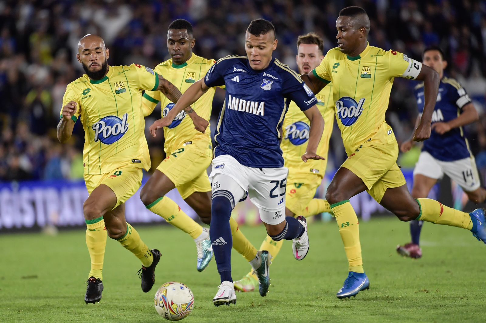 Luis Paredes, de Millonarios, ante la marca de Freddy Hinestroza (izq) y Jefferson Mena (der). Le terminaron quitando el balón en esa acción.