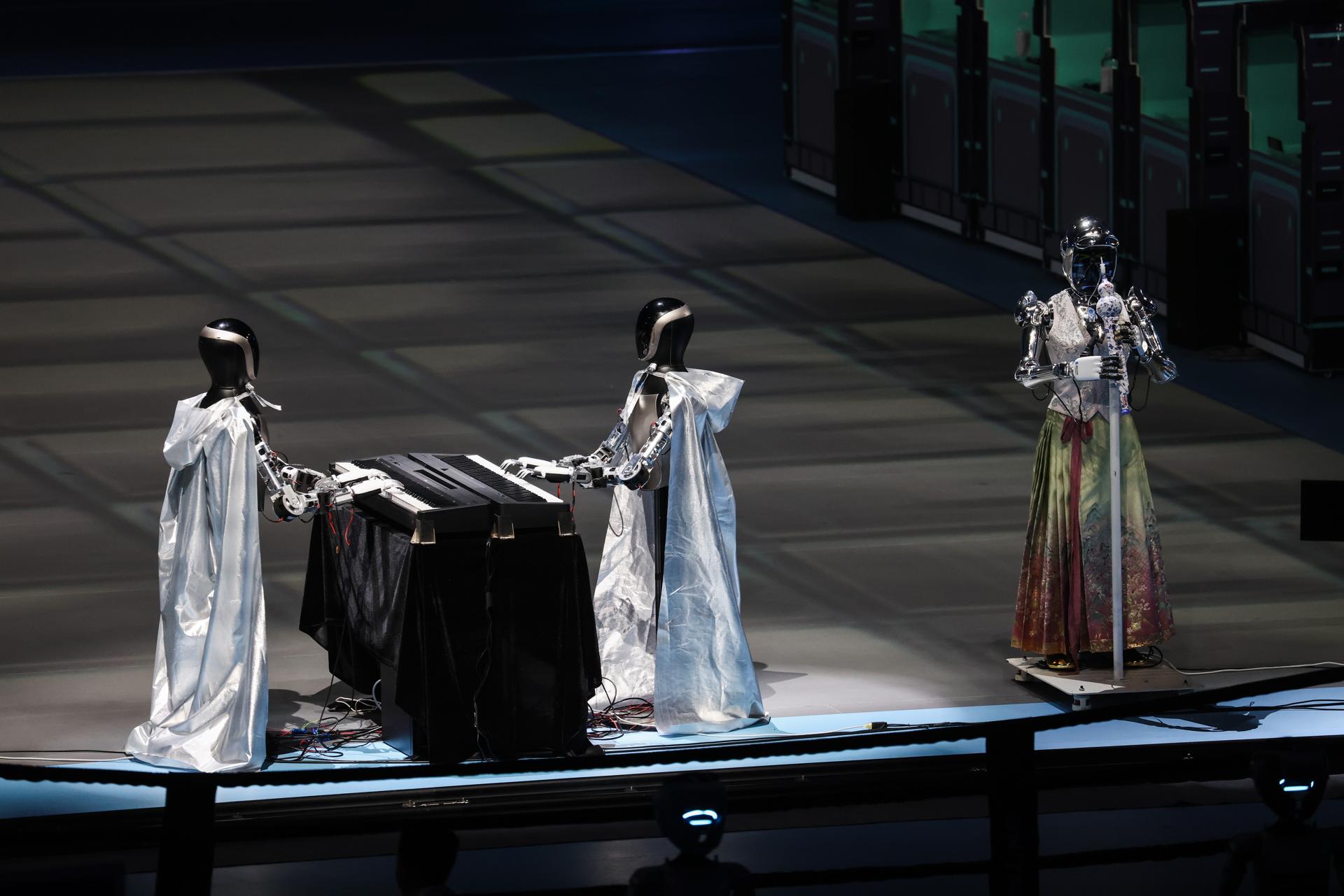 BEIJING (China), 14/08/2025.- Humanoid robots play the piano during the 2025 World Humanoid Robot Games opening ceremony at the National Speed Skating Oval in Beijing, China, 14 August 2025. The 2025 World Humanoid Robot Games will take place over three days from 15 to 17 August. EFE/EPA/WU HAO