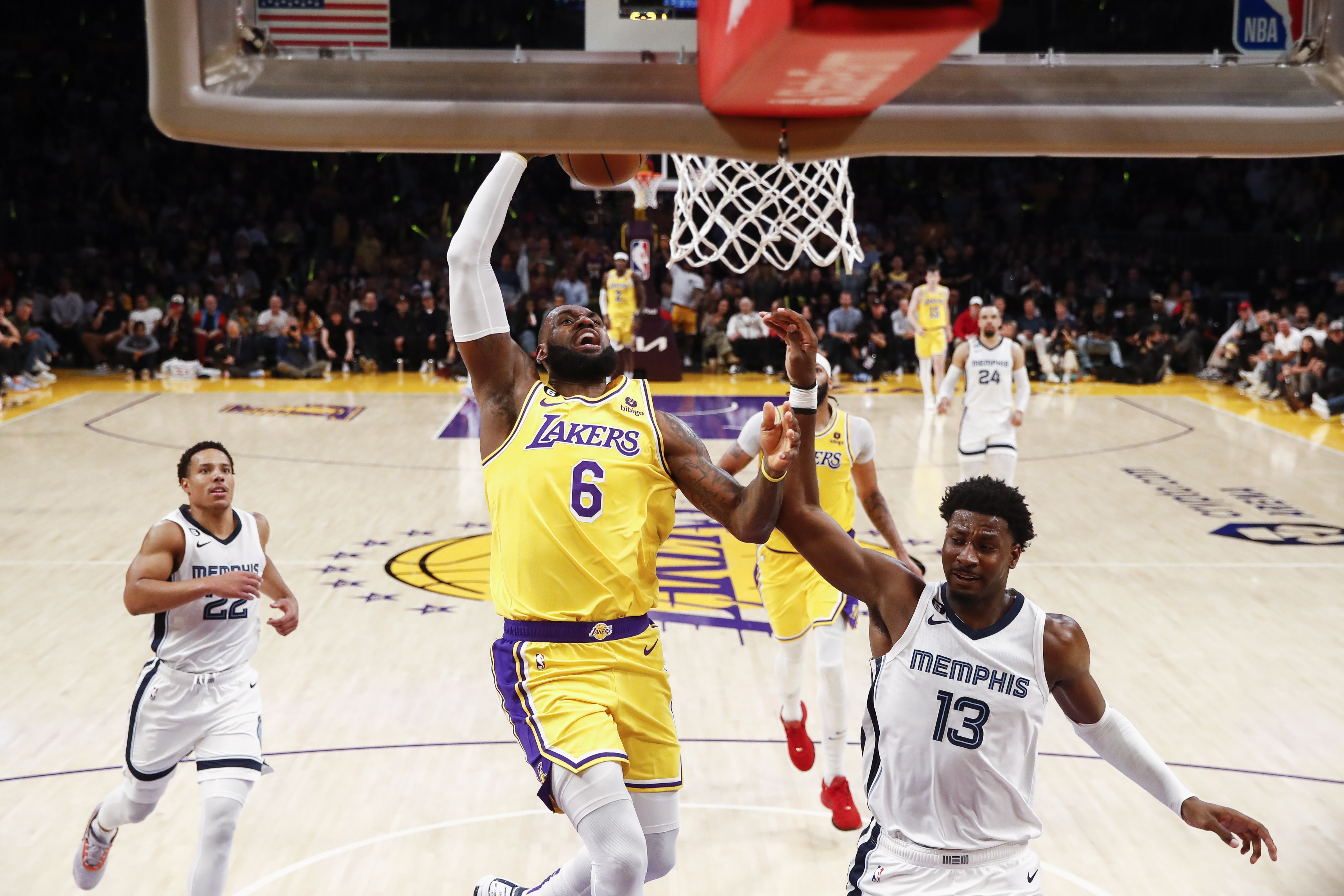 Los Lakers siguen adelante y los Warriors sufren en la NBA