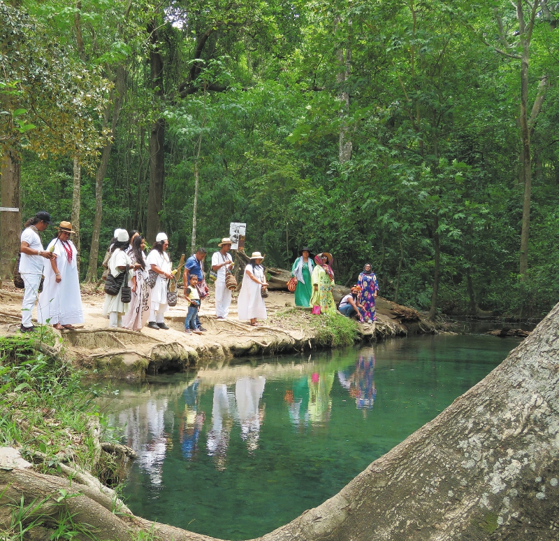 Comunidades indígenas en el cauce natural del arroyo Bruno, durante la visita de parlamentarios europeos. / Cortesía Cinep