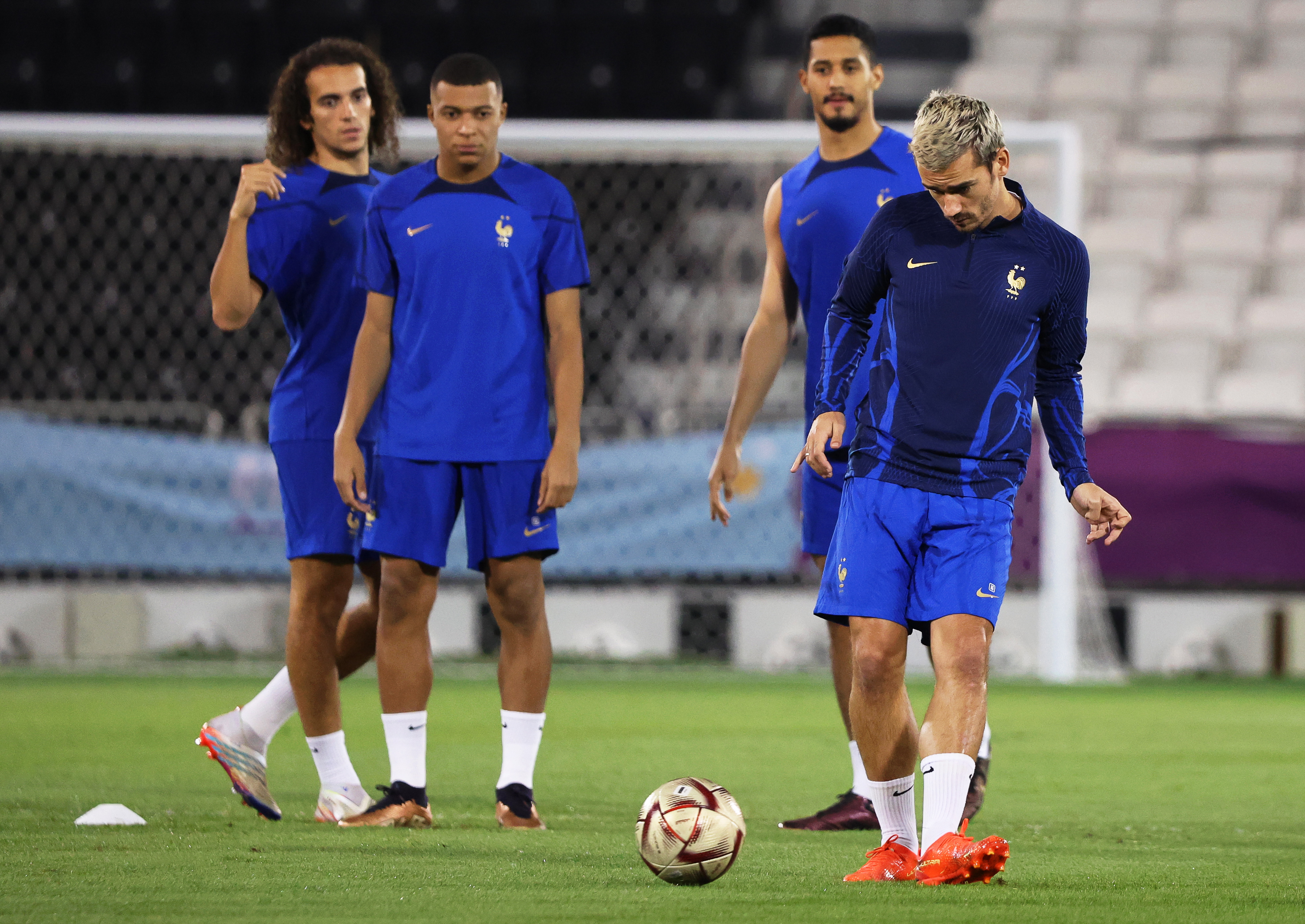 Doha (Qatar), 13/12/2022.- France's Antoine Griezmann (R) and teammates attend their training session in Doha, Qatar, 13 December 2022. France will face Morocco in their FIFA World Cup 2022 semi final soccer match on 14 December 2022. (Mundial de Fútbol, Francia, Marruecos, Catar) EFE/EPA/MARTIN DIVISEK