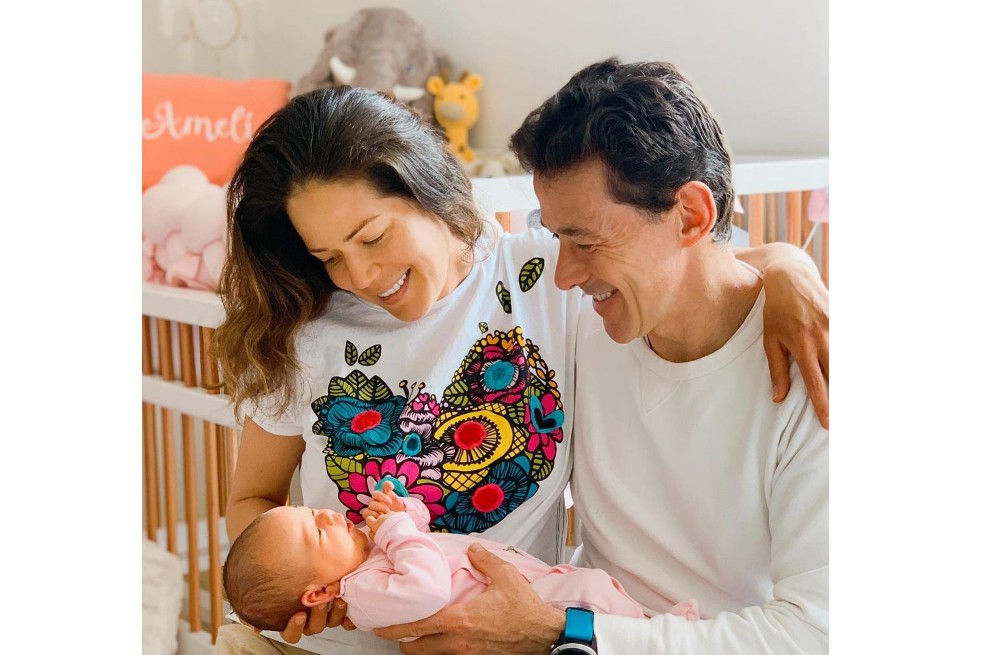 "Bienvenida mi pulguita Amelí”. Así le dio la bienvenida Michelle Manterola a su hija. La actriz, esposa de Pablo Jacobsen, ha manifestado sentirse afortunada de tener a su hija en sus brazos.