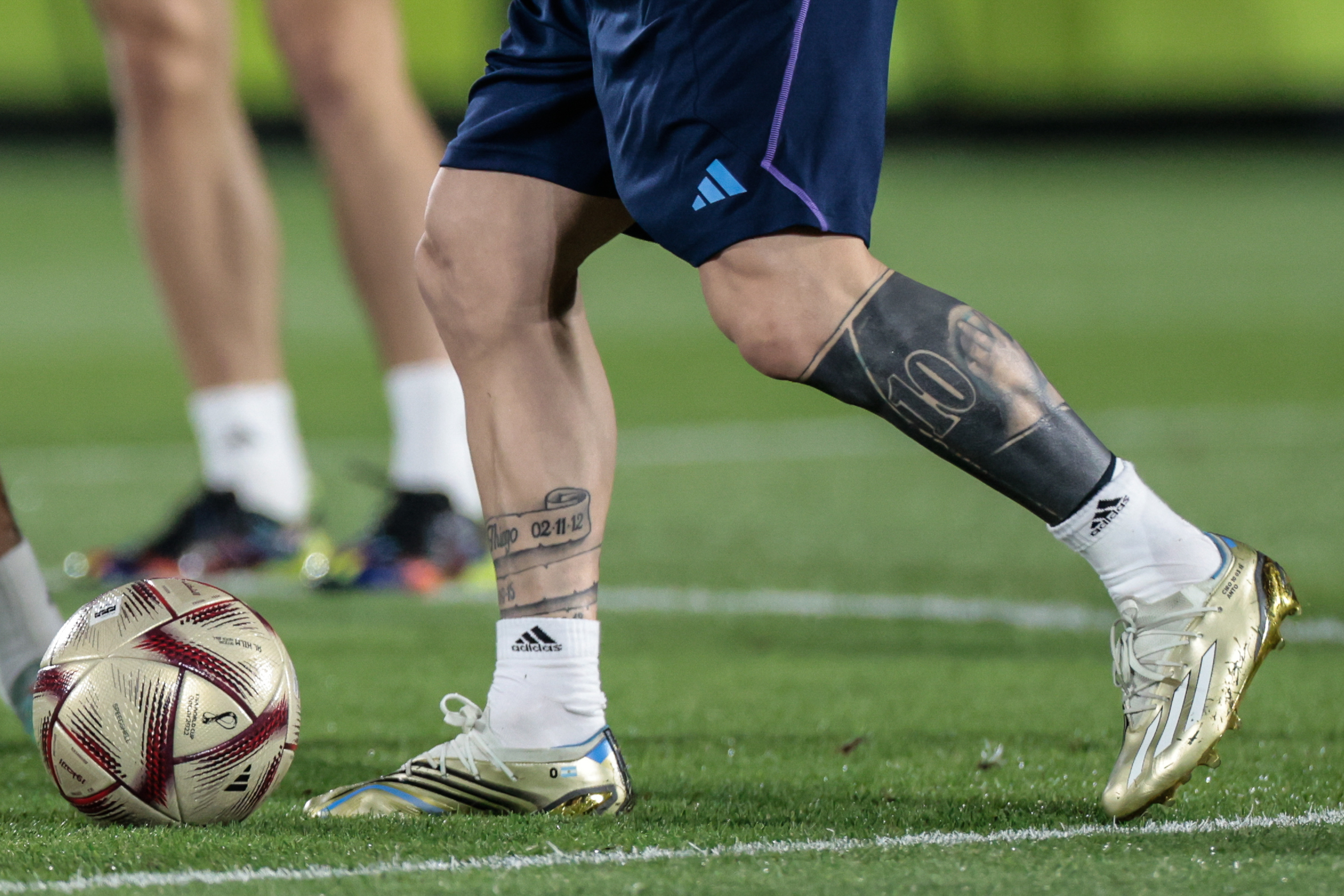 DOHA, 12/12/2022.- Detalle de los tobillos del delantero de Argentina Lionel Messi durante un entrenamiento de su conjunto nacional en Doha, Catar, este lunes. Argentina se enfrentará a mañana a Croacia en un partido de semifinales del Mundial de Fútbol Qatar 2022. EFE/Juan Ignacio Roncoroni
