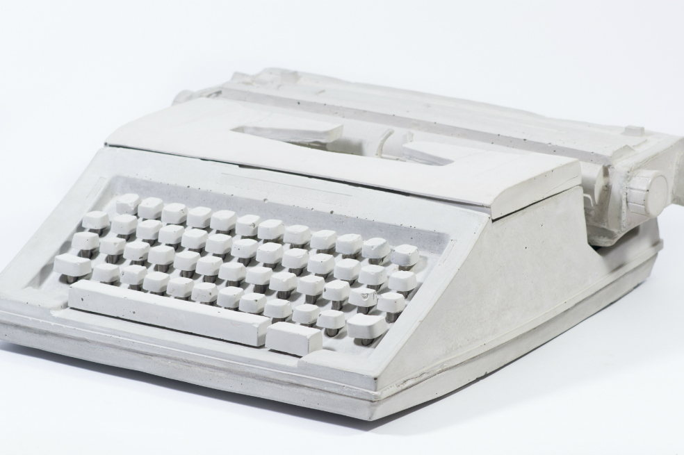 La imagen desnuda de una máquina de escribir