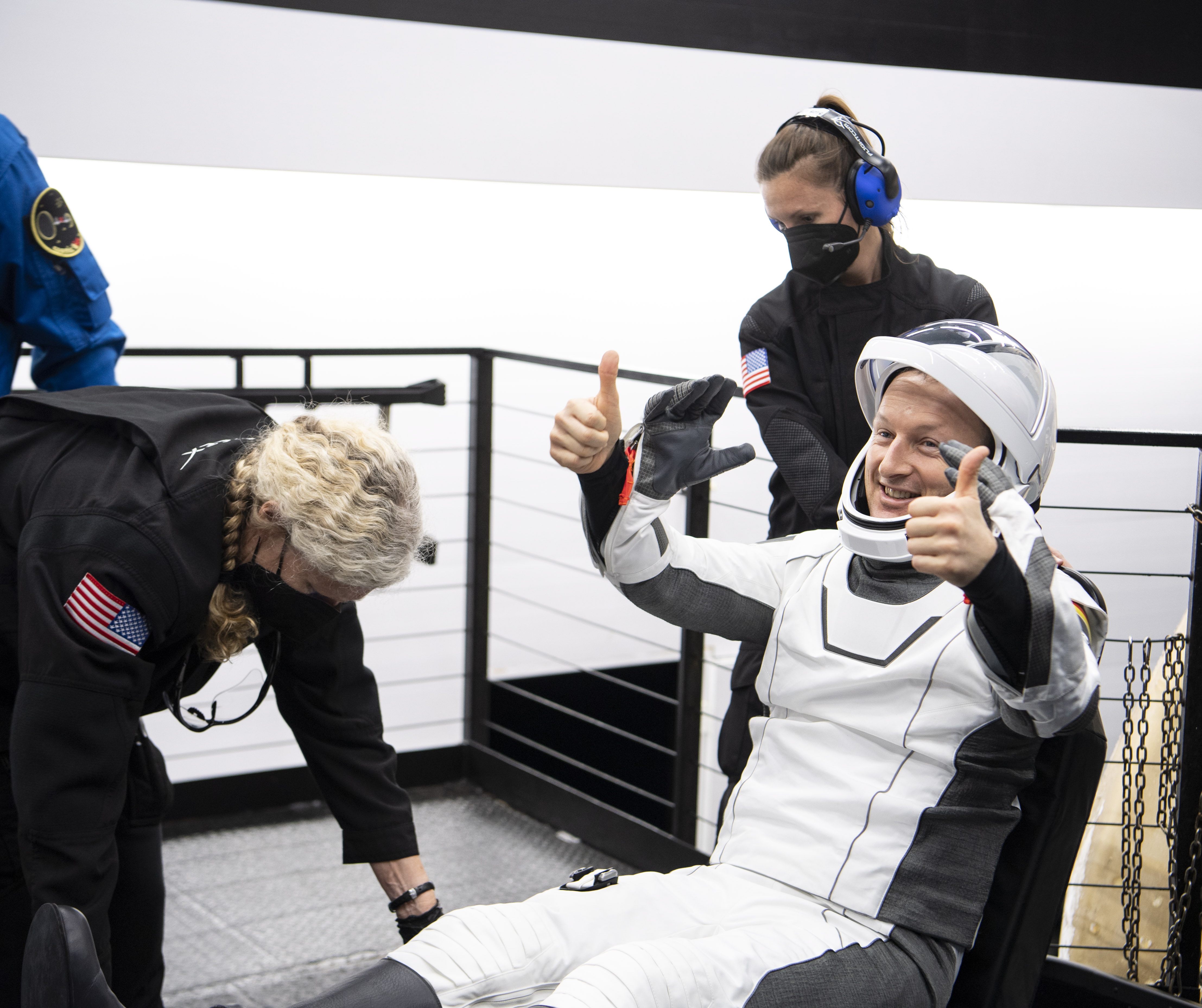 Tampa (United States), 06/05/2022.- A handout picture made available by the National Aeronautics and Space Administration (NASA) shows ESA (European Space Agency) astronaut Matthais Maurer giving the thumbs up after being helped out of the SpaceX Crew Dragon Endurance spacecraft onboard the SpaceX Shannon recovery ship after he and NASA astronauts Raja Chari, Kayla Barron, Tom Marshburn, landed in the Gulf of Mexico off the coast of Tampa, Florida, USA, early 06 May 2022. Maurer, Marshburn, Chari, and Barron are returning after 177 days in space as part of Expeditions 66 and 67 aboard the International Space Station (ISS). (Estados Unidos) EFE/EPA/NASA/AUBREY GEMIGNANI HANDOUT -- MANDATORY CREDIT: NASA/AUBREY GEMIGNANI -- HANDOUT EDITORIAL USE ONLY/NO SALES