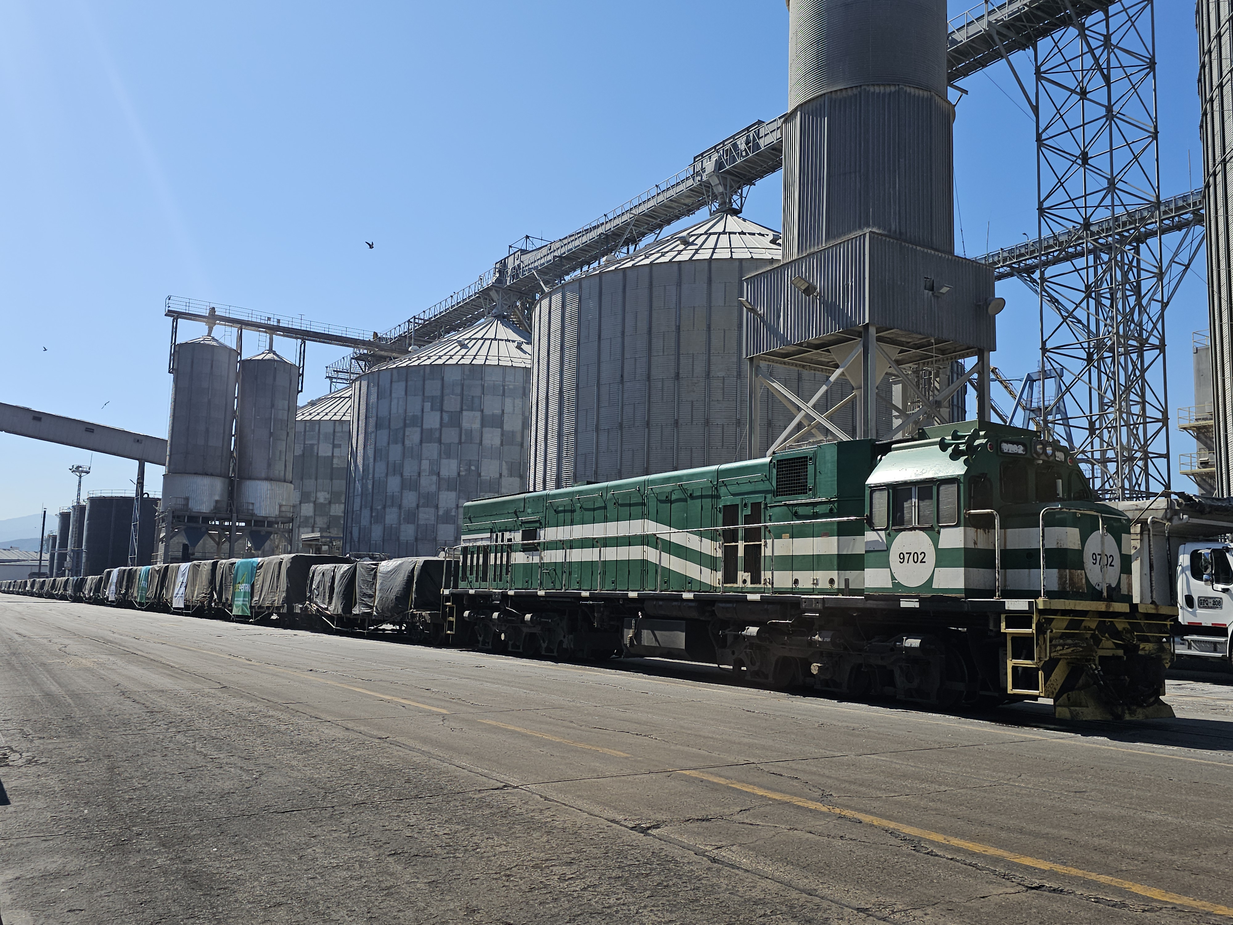 Cada viaje ferroviario puede transportar hasta 35 plataformas de carga, lo que equivale a 34 toneladas de producto por plataforma.