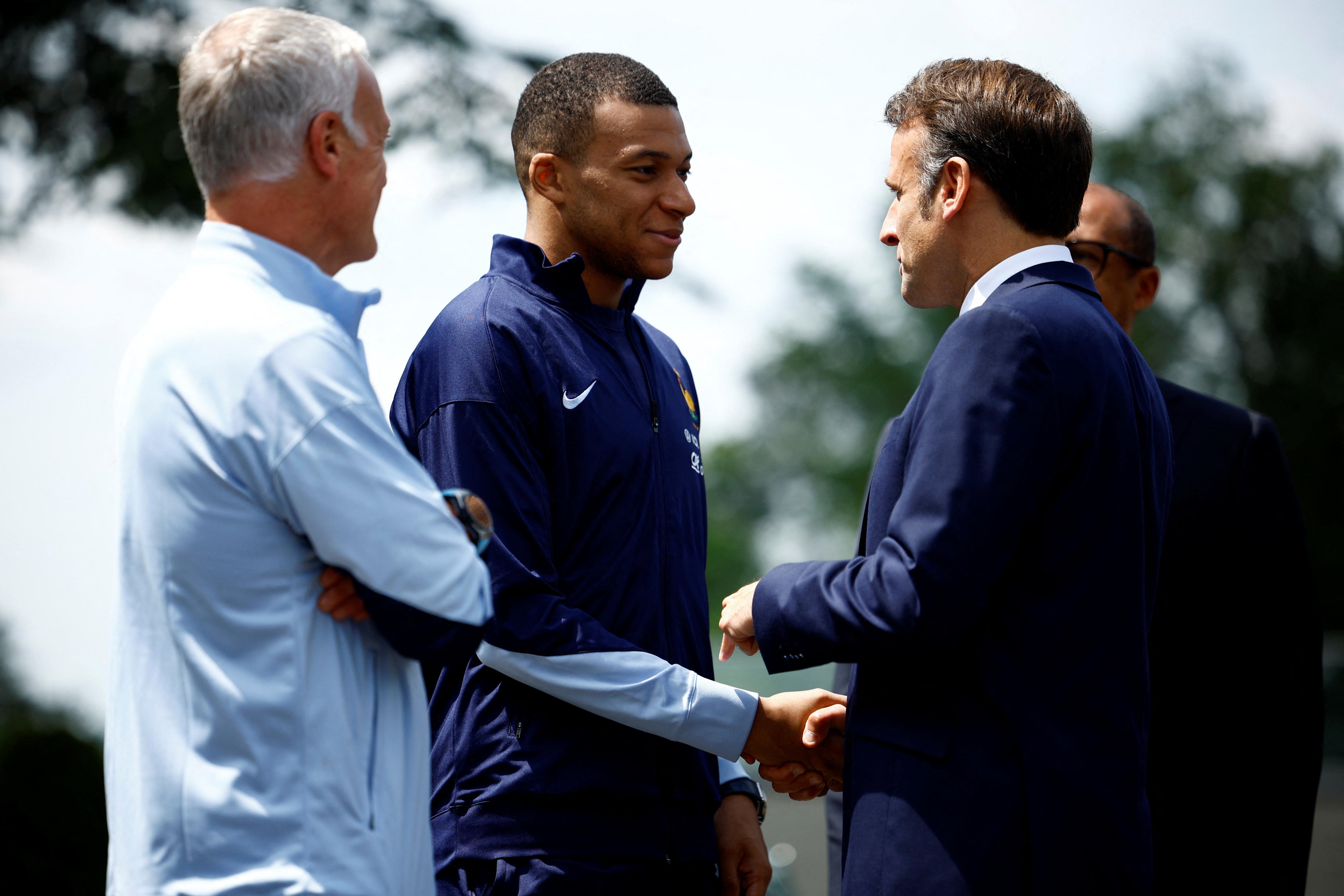 Mbappé le confesó a Macron que el anuncio de su fichaje se dará este lunes: video