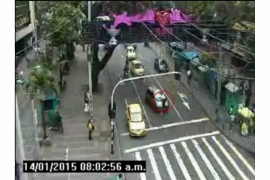 En Medellín, una mujer arrastró policía de Tránsito para evitar comparendo