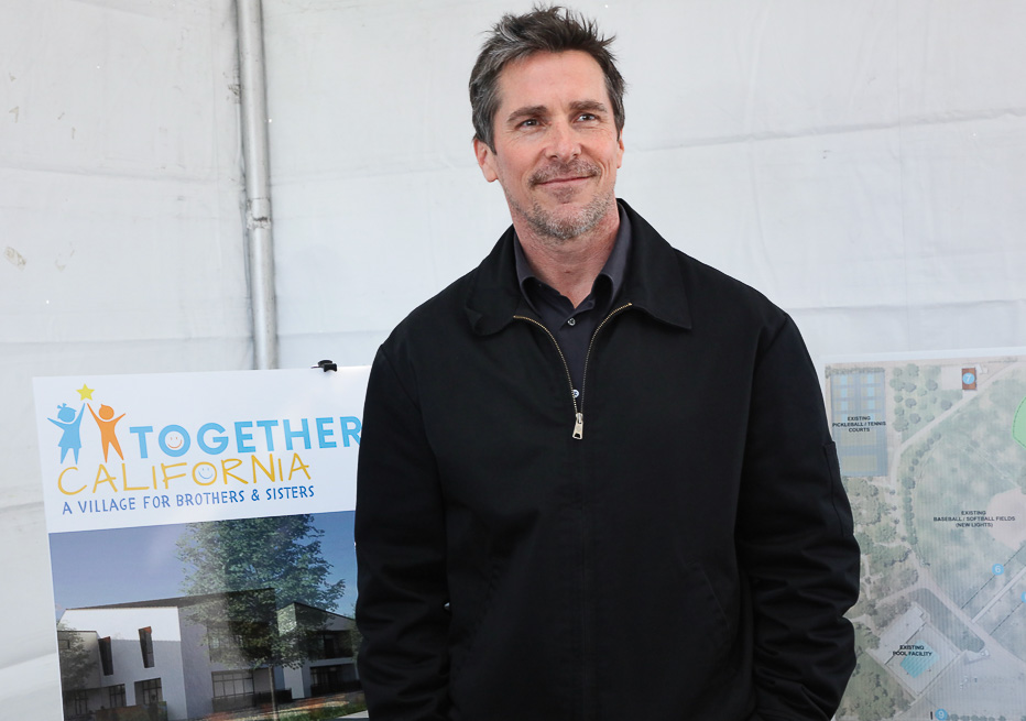 El actor Christian Bale, de ‘Batman’, construye millonario pueblo para huérfanos