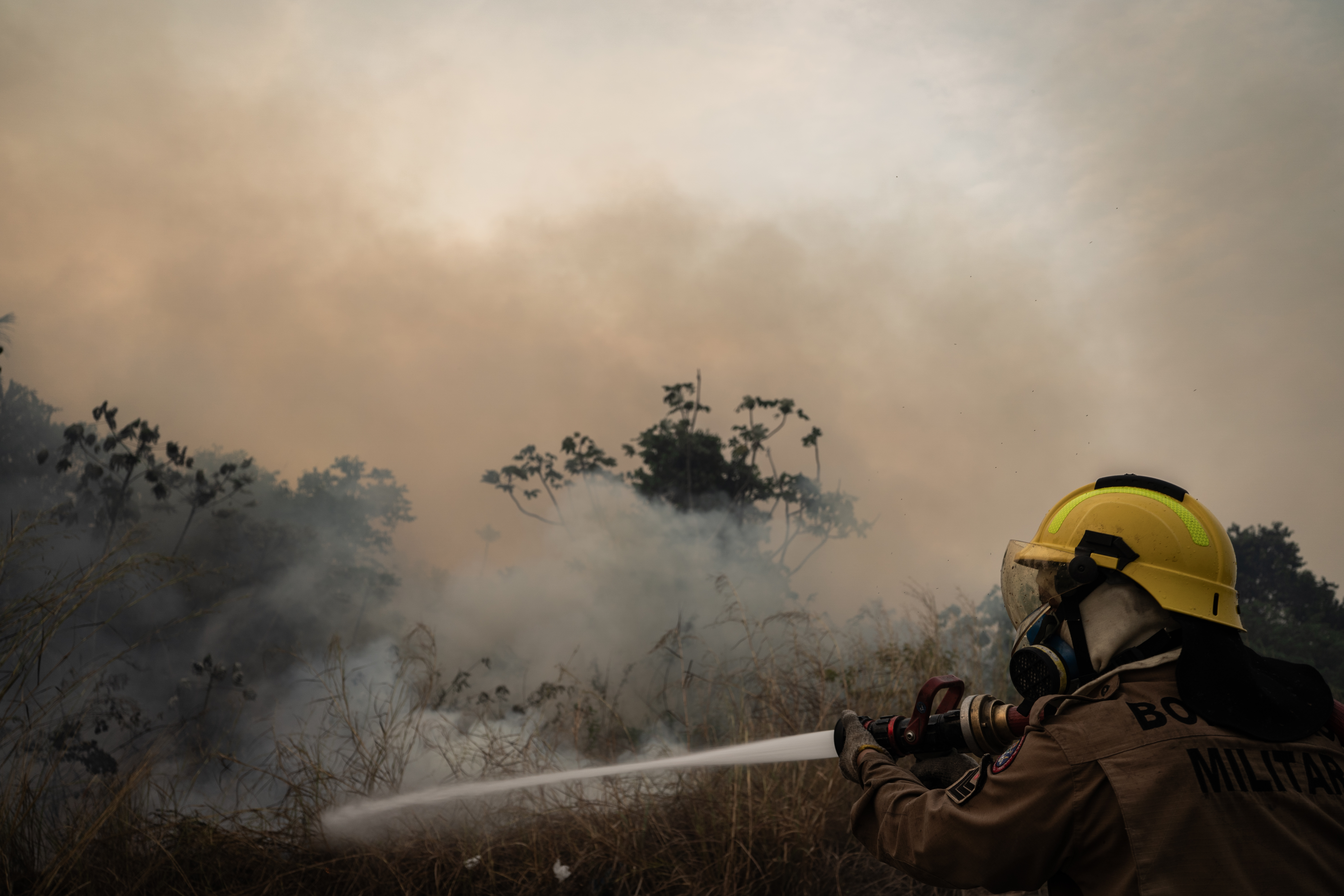 AME6401. MANAOS (BRASIL), 05/09/2024.- Un bombero trabaja para contener un incendio en una zona verde este jueves, en la ciudad de Manaos, Amazonas (Brasil). Amazonas, el estado más grande de Brasil, sufre una crisis ambiental. Luego de vivir la mayor sequía de su historia e incendios récord en 2023, todo indica que este año las cifras podrían ser superadas e incluso antes de lo previsto. EFE/ Raphael Alves