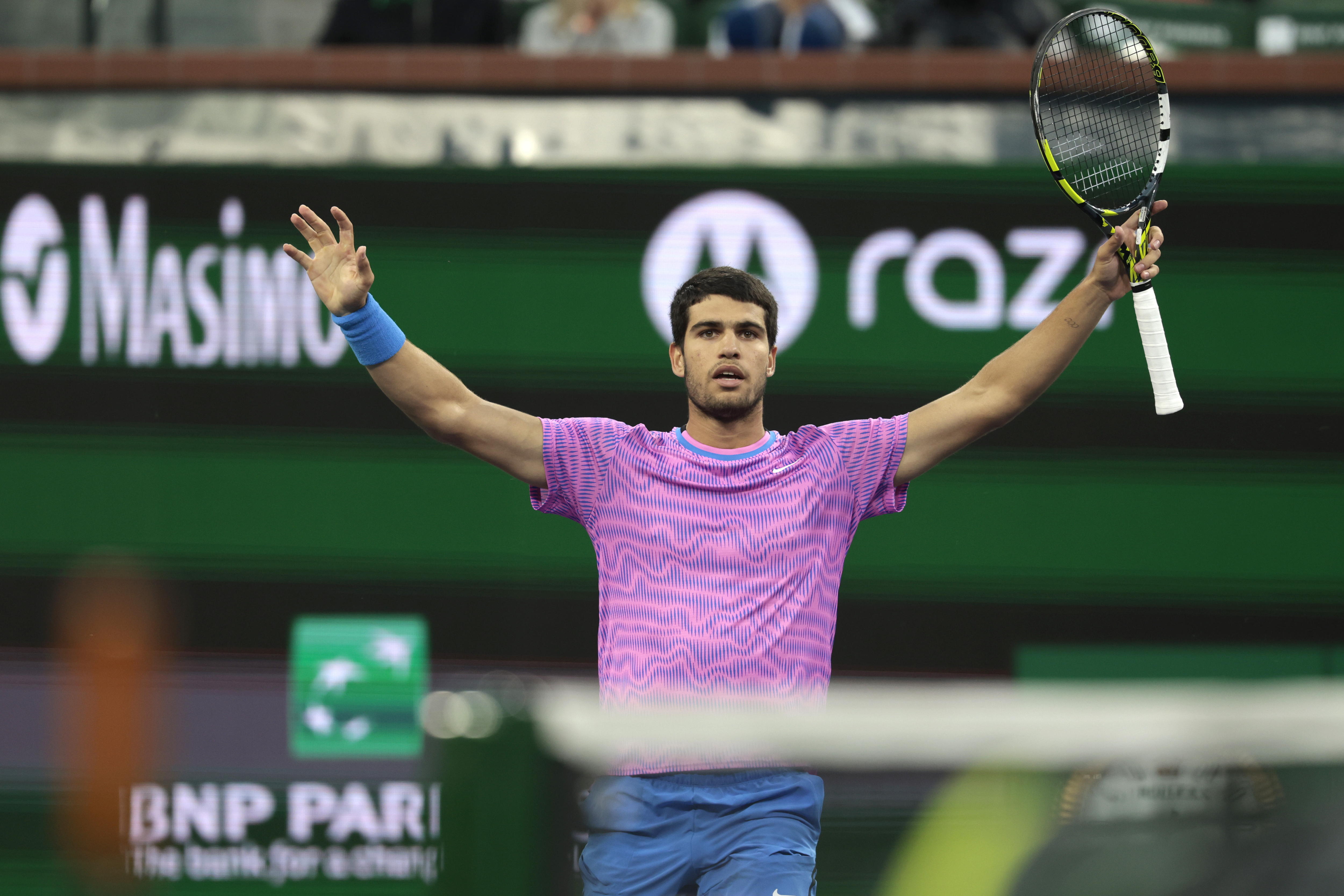 -FOTODELDIA- INDIAN WELLS (EEUU), 16/03/2024.-El tenista español Carlos Alcaraz celebra la victoria ante el italiano Jannik Sinner en la semifinal del Masters 1.000 de Indian Wells. EFE/ John G. Mabanglo