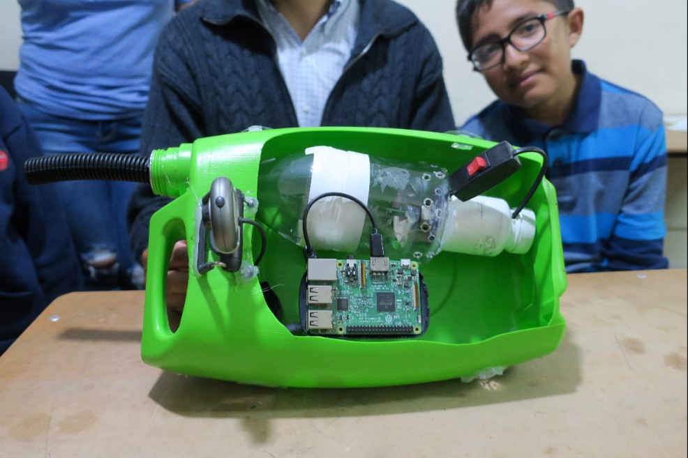 EFE.Tras varias pruebas, paciencia, disciplina y apoyo mutuo, consiguieron hacerque el prototipo funcionaray a través de un video la familia presentó su idea en el primer campeonato mundial de inteligencia artificial "AI Family Challengue" realizado por Iridescent.