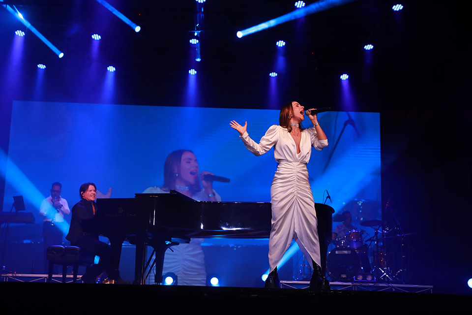 Carolina Gaitán y Catalina García cantaron junto al famoso pianista Arthur Hanlon