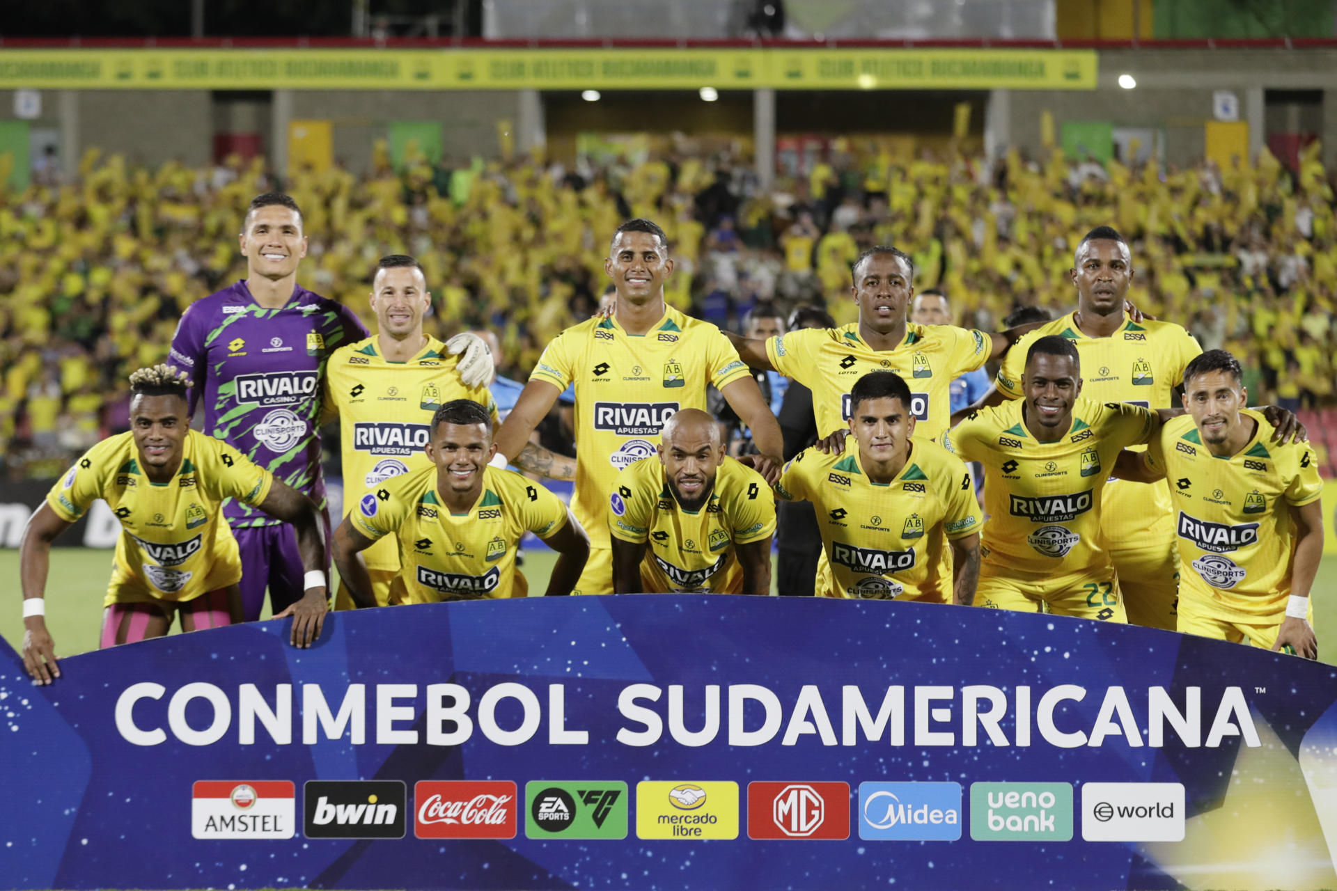 AMDEP8552. BUCARAMANGA (COLOMBIA), 17/07/2025.- Jugadores de Bucaramanga forman este jueves, durante un partido de la eliminatoria para octavos de final de la Copa Sudamericana entre Bucaramanga y Atlético Mineiro en el estadio Departamental Américo Montanini en Bucaramanga (Colombia). EFE/ Carlos Ortega