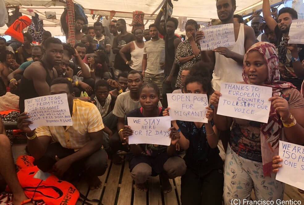 Más de 500 migrantes permanecen bloqueados en el Mediterráneo