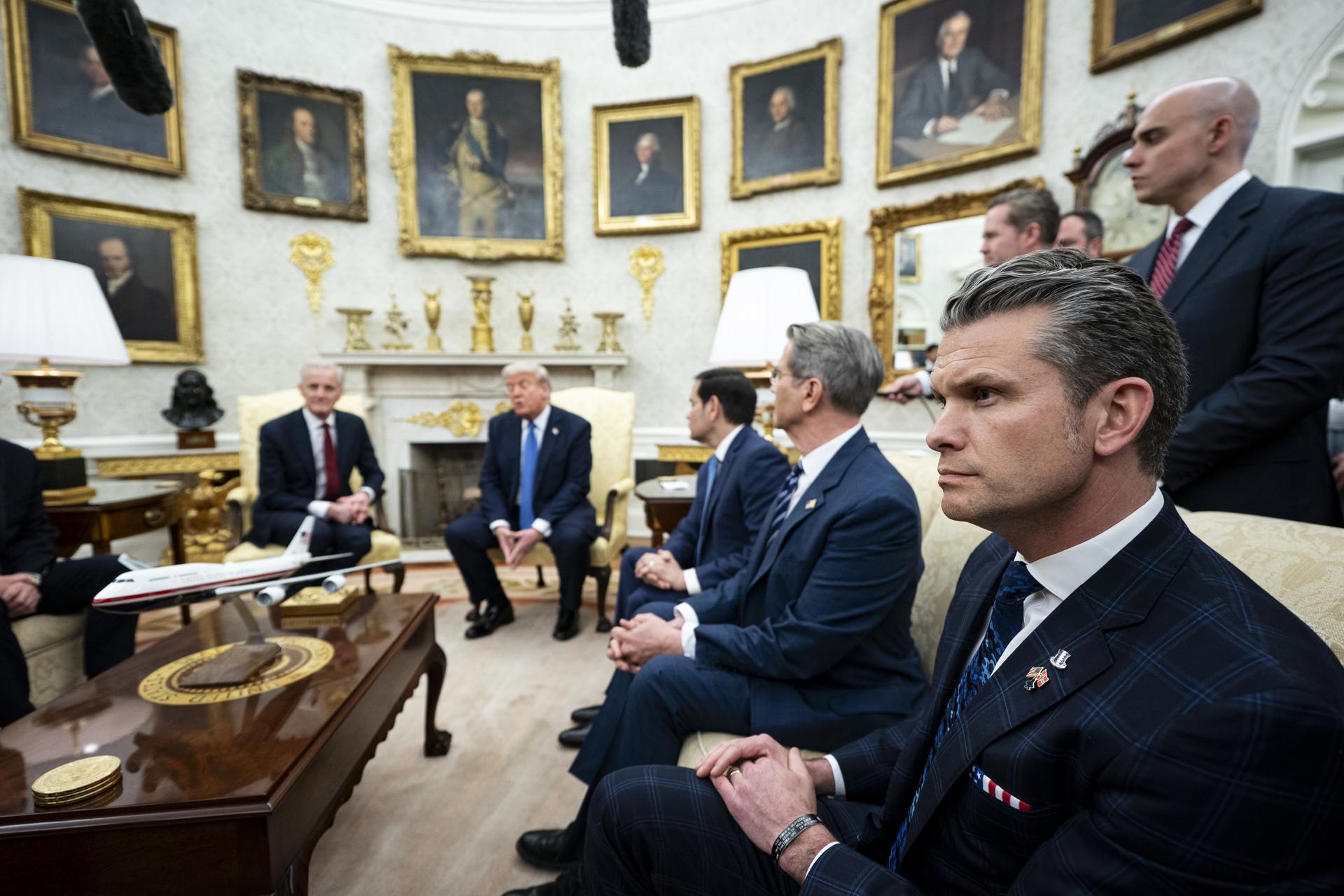 WASHINGTON (United States), 24/04/2025.- (L-R) Norway's prime minister Jonas Gahr Store, US President Donald Trump, US secretary of state Marco Rubio, US treasury secretary Scott Bessent, and US secretary of defense Pete Hegseth during a meeting in the Oval Office of the White House in Washington, DC, USA, 24 April 2025. (Noruega) EFE/EPA/AL DRAGO / POOL