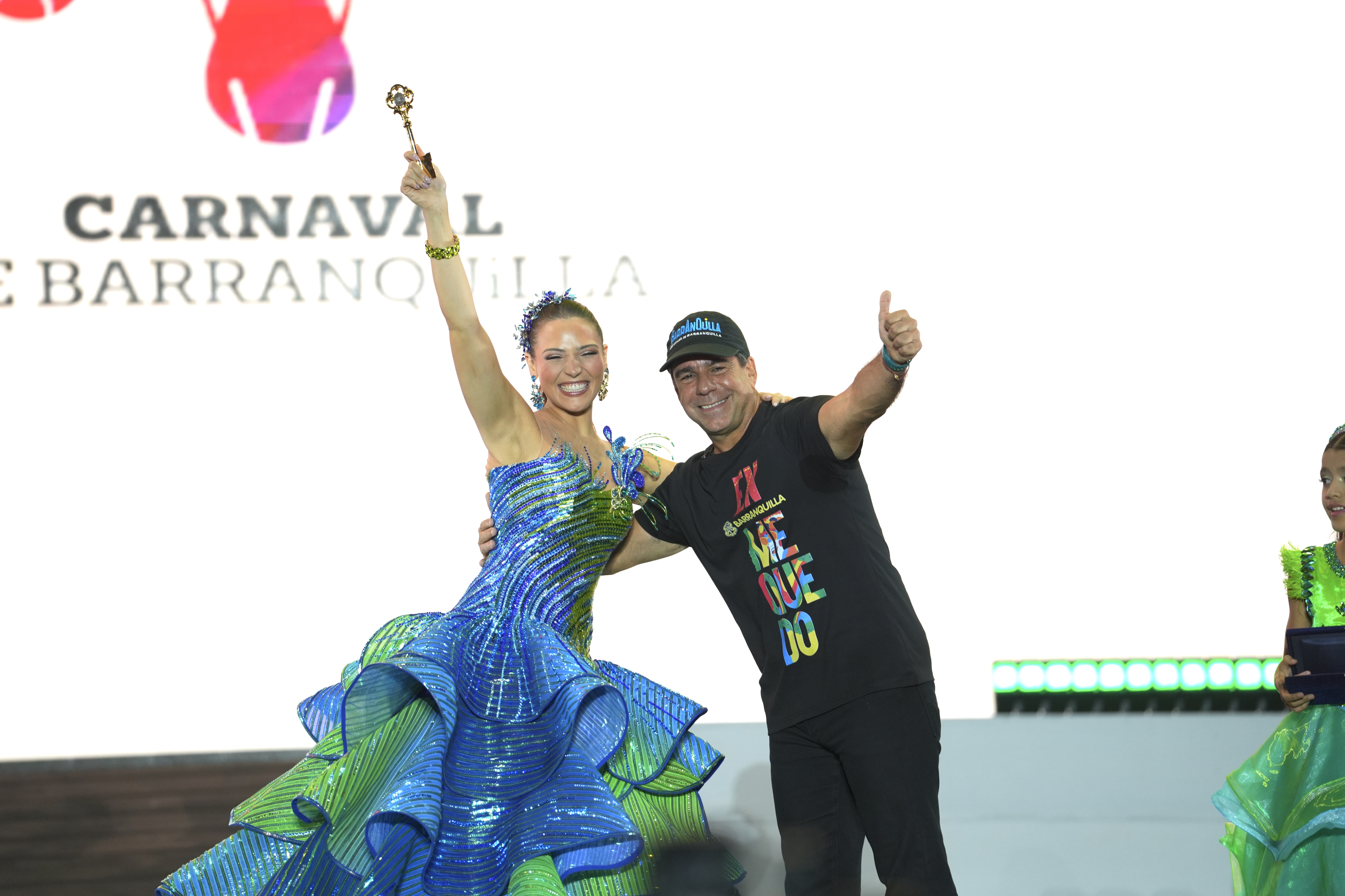 Michel Char Fernández, Reina del Carnaval de Barranquilla 2026, recibió las llaves de la ciudad de manos del alcalde de la ciudad, Alejandro Char.