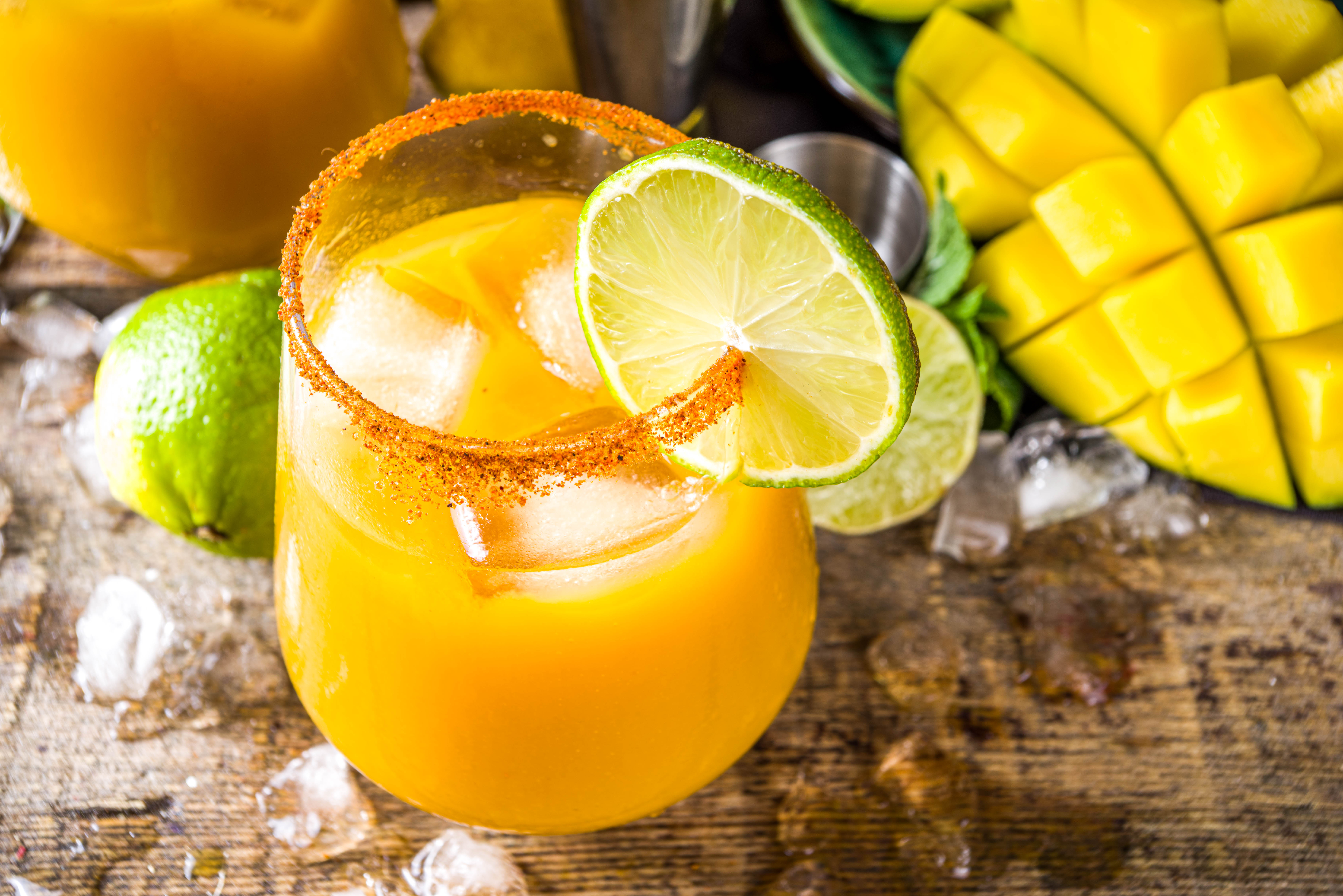 Así se prepara un coctel “gin tonic” de mango con chile
