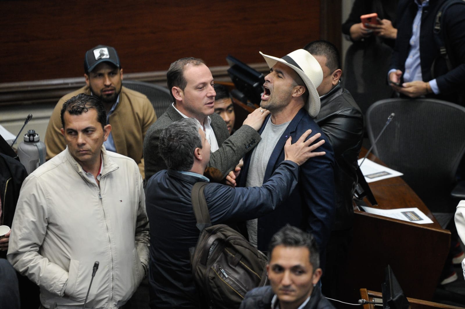 El senador Andrés Guerra calificó de "tramposa" la actuación del presidente del Senado para frenar votación del proyecto del cannabis. "Teníamos los 54 votos, cuando llevábamos 53 votos decidió cerrar registro y levantar sesión. Partidos de gobierno se retiraron para evitar derrota".