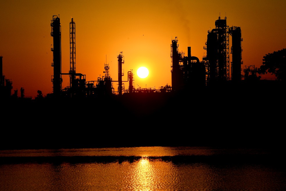 Mercado petrolero resiste la crisis de Ormuz pese al riesgo sobre el suministro