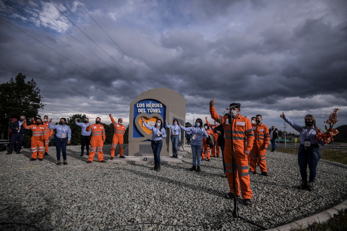 Trabajadores saludan desde el monumento Los héroes del túnel.
