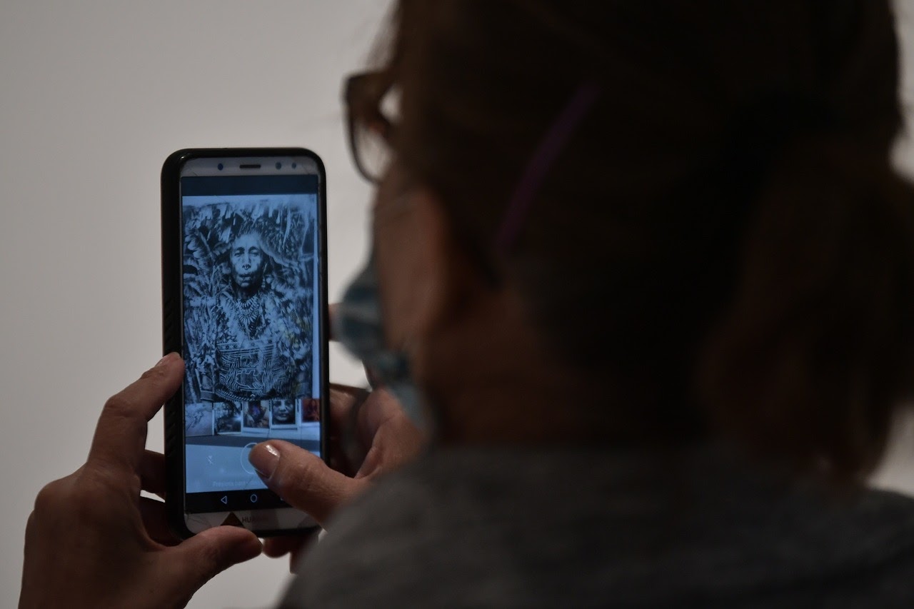 “Hijas del agua” transita en la línea que los historiadores califican como arte político, pues se nutre de la realidad de una sociedad para producir una obra, pero también es arte social, colaborativo o relacional porque la comunidad participa en el proceso y se beneficia con el trabajo, generando así el intercambio de saberes.