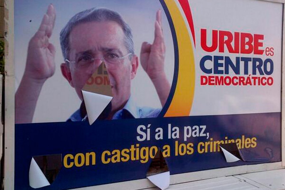 Valla del candidato al Senado, Álvaro Uribe.