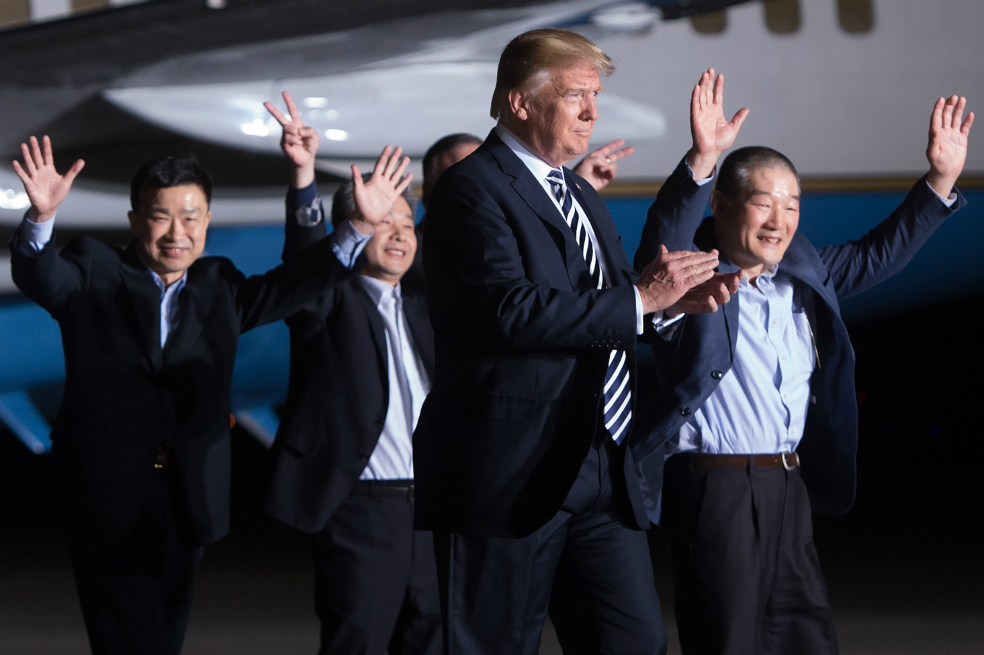 Donald Trump recibió a los tres estadounidenses liberados por Pyongyang