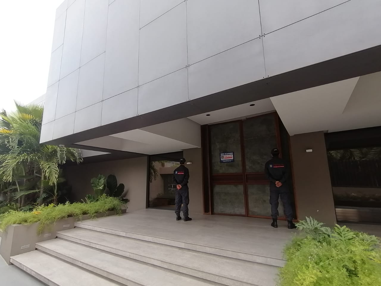 Entre las propiedades afectadas se encuentra una mansión de 3.740 metros cuadrados, avaluada preliminarmente en 28 mil millones de pesos; dos casas, un apartamento de 379 metros cuadrados y tres garajes.