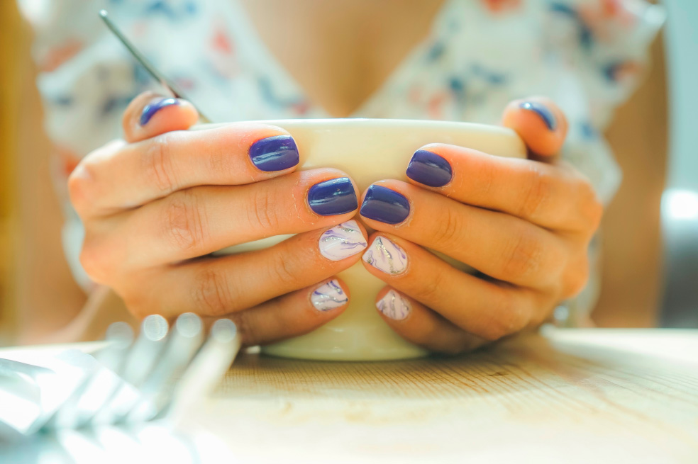 5 ideas de diseños minimalistas para uñas cortas