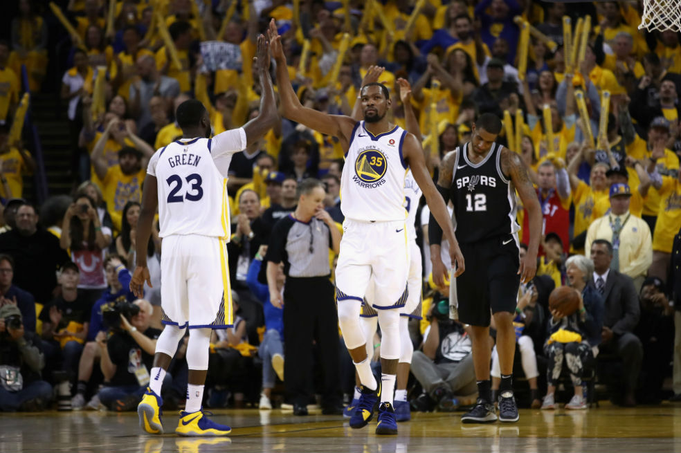 Warriors y Sixers avanzan a semifinales de la NBA